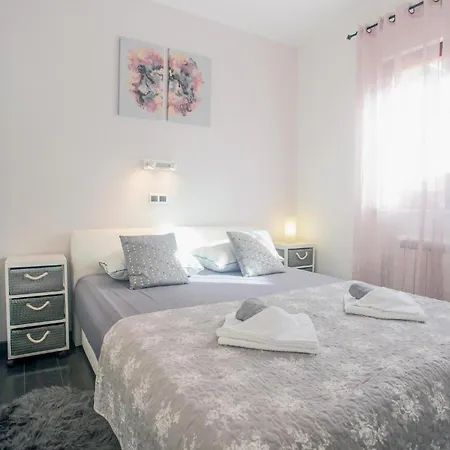 Lovely In With Wifi Apartmán Jesenice (Split-Dalmatia)
